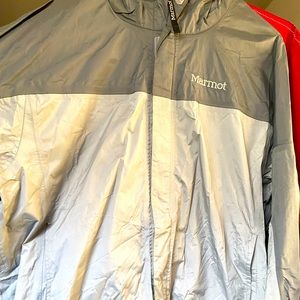 MARMOT WIND BREAKER , size: XL , IN THE COLOR GRAY , HOODED.